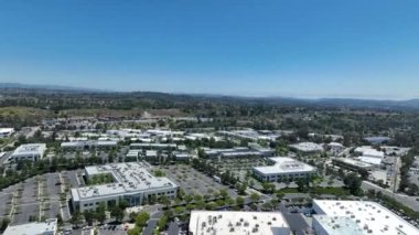Karışık kullanımlı tesis binası ve Güney San Diego, Kaliforniya, ABD 'deki ofisleri olan bir iş parkı manzarası. 13 Temmuz 2025