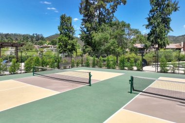 San Diego 'da bir banliyö parkındaki oyun parkının yanında sahası olan bir turşu topu kompleksinin hava manzarası.