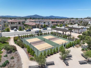 San Diego 'da bir banliyö parkındaki oyun parkının yanında sahası olan bir turşu topu kompleksinin hava manzarası.