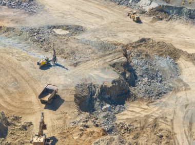 San Diego, Kaliforniya, ABD 'deki endüstriyel kum ve çakıl ocağı açık maden sahasının hava manzarası.