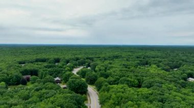 Sharon, Norfolk County, Massachusetts 'teki Suburban mahallesinin yeşil ormanlık ve büyük villa manzarası..