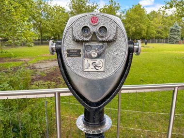 Hayvanat bahçesinde 13 Temmuz 2025 'te New Jersey, ABD' deki hayvanlara bakmak için gezici bir gözlemci.