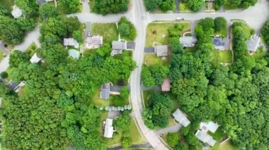 Sharon, Norfolk County, Massachusetts 'teki Suburban mahallesinin yeşil ormanlık ve büyük villa manzarası..