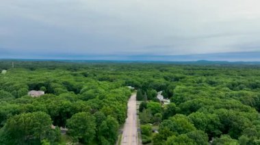Sharon, Norfolk County, Massachusetts 'teki Suburban mahallesinin yeşil ormanlık ve büyük villa manzarası..