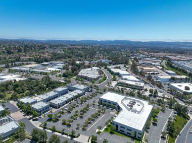 Karışık kullanımlı tesis binası ve Güney San Diego, Kaliforniya, ABD 'deki ofisleri olan bir iş parkı manzarası. 13 Temmuz 2025