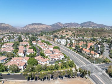 Mesa Misyonu 'ndaki apartman dairesinin hava görüntüsü. Güney Kaliforniya, ABD