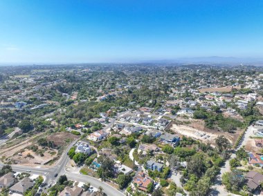 San Diego, California 'daki Oceanside kasabasındaki orta sınıf evlerin hava manzarası. ABD.
