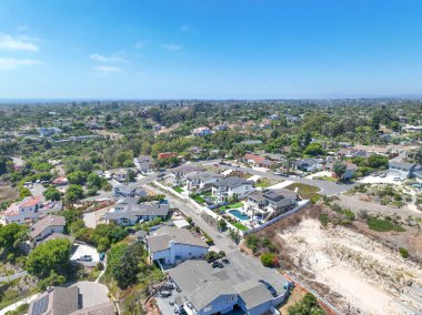 San Diego, California 'daki Oceanside kasabasındaki orta sınıf evlerin hava manzarası. ABD.
