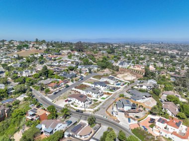San Diego, California 'daki Oceanside kasabasındaki orta sınıf evlerin hava manzarası. ABD.