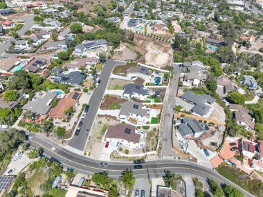 San Diego, California 'daki Oceanside kasabasındaki orta sınıf evlerin hava manzarası. ABD.