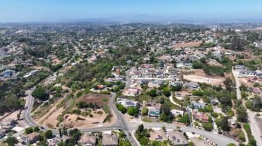 San Diego, California 'daki Oceanside kasabasındaki orta sınıf evlerin hava manzarası. ABD.