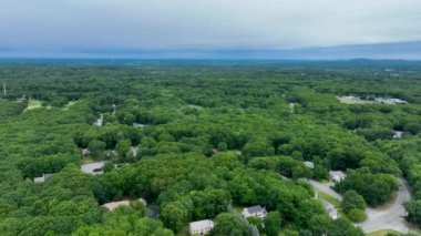 Sharon, Norfolk County, Massachusetts 'teki Suburban mahallesinin yeşil ormanlık ve büyük villa manzarası..