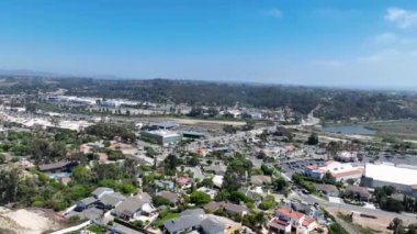 San Diego, California 'daki Oceanside kasabasındaki orta sınıf evlerin hava manzarası. ABD.