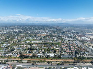 Pasifik Okyanusu 'nun yanındaki Del Mar Town, California kıyı kasabasının havadan görünüşü. San Diego County, Kaliforniya, ABD