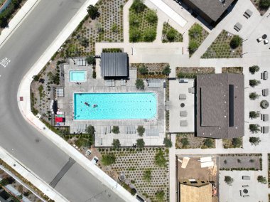 Escondido, San Diego, Güney Kaliforniya, ABD 'deki özel yerleşim bölgesinde havuzu olan eğlence tesislerinin hava videosu. 30 Temmuz 2024