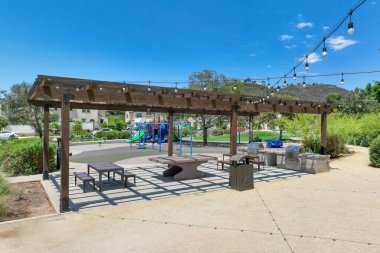 Kamu parkında piknik masalarıyla kaplanmış, Escondido, San Diego, California