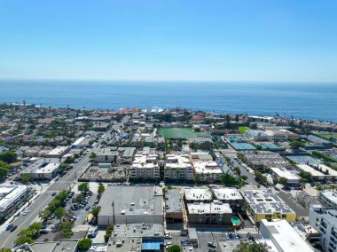 La Jolla üzerinde büyük villaları ve arka planda okyanusu olan hava manzarası, San Diego, California, ABD