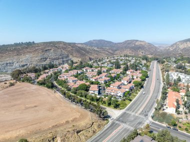 Mesa Misyonu 'ndaki apartman dairesinin hava görüntüsü. Güney Kaliforniya, ABD