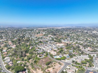 San Diego, California 'daki Oceanside kasabasındaki orta sınıf evlerin hava manzarası. ABD.