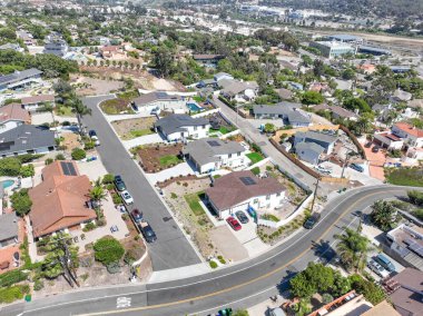 San Diego, California 'daki Oceanside kasabasındaki orta sınıf evlerin hava manzarası. ABD.