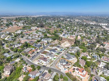 San Diego, California 'daki Oceanside kasabasındaki orta sınıf evlerin hava manzarası. ABD.