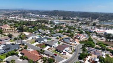 San Diego, California 'daki Oceanside kasabasındaki orta sınıf evlerin hava manzarası. ABD.