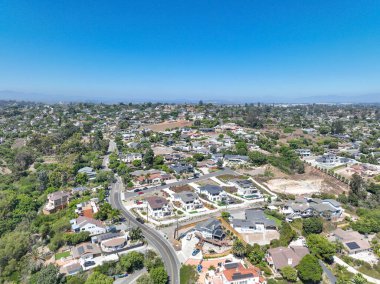 San Diego, California 'daki Oceanside kasabasındaki orta sınıf evlerin hava manzarası. ABD.