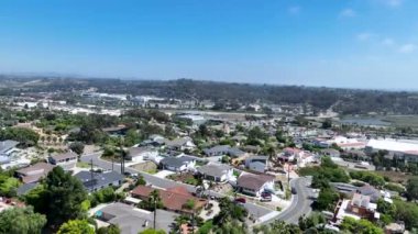 San Diego, California 'daki Oceanside kasabasındaki orta sınıf evlerin hava manzarası. ABD.