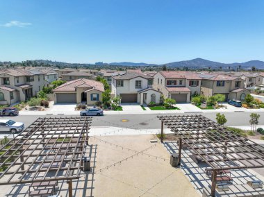 Kamu parkında piknik masalarıyla kaplanmış, Escondido, San Diego, California