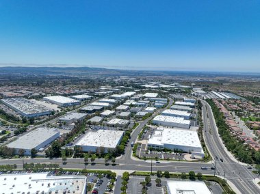 Karışık kullanımlı tesis binası ve Güney San Diego, Kaliforniya, ABD 'deki ofisleri olan bir iş parkı manzarası. 13 Temmuz 2025