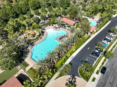 Lake Forest, Güney Kaliforniya, ABD 'deki özel yerleşim bölgesinde havuzu olan eğlence tesislerinin hava videosu. 30 Temmuz 2024