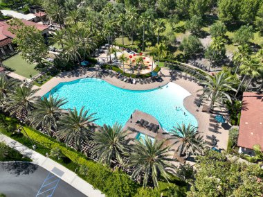 Lake Forest, Güney Kaliforniya, ABD 'deki özel yerleşim bölgesinde havuzu olan eğlence tesislerinin hava videosu. 30 Temmuz 2024