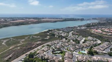 Carlsbad, San Diego, California, ABD 'de açık bir günde zengin villalı lagünün havası.