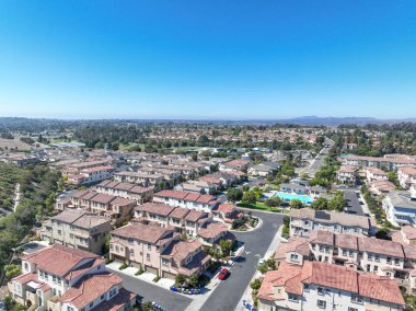 Oceanside, Güney Kaliforniya, ABD 'de orta sınıf, özdeş apartman dairesinin havadan görünüşü.