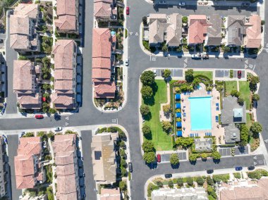 Oceanside, Güney Kaliforniya, ABD 'de orta sınıf, özdeş apartman dairesinin havadan görünüşü.