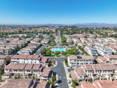 Oceanside, Güney Kaliforniya, ABD 'de orta sınıf, özdeş apartman dairesinin havadan görünüşü.