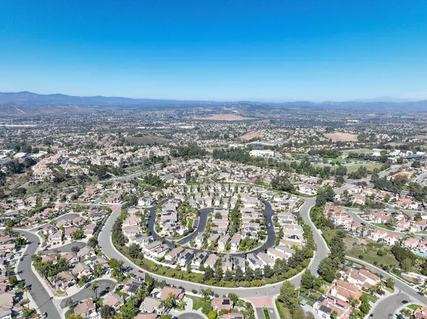 Oceanside, Güney Kaliforniya, ABD 'de orta sınıf, özdeş apartman dairesinin havadan görünüşü.