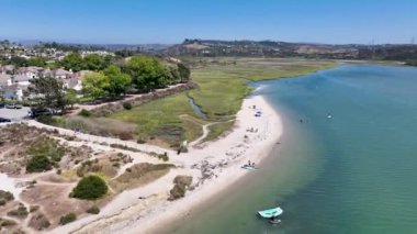 Carlsbad, San Diego, California, ABD 'de açık bir günde zengin villalı lagünün havası.