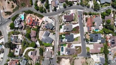 San Diego, California 'daki Oceanside kasabasındaki orta sınıf evlerin hava manzarası. ABD.