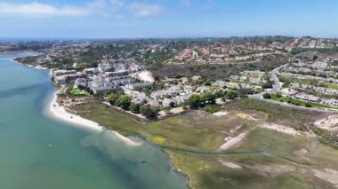 Carlsbad, San Diego, California, ABD 'de açık bir günde zengin villalı lagünün havası.