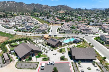 Escondido, San Diego, Güney Kaliforniya, ABD 'deki özel yerleşim bölgesinde havuzu olan eğlence tesislerinin hava videosu. 30 Temmuz 2024