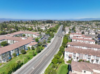 Oceanside, Güney Kaliforniya, ABD 'de orta sınıf, özdeş apartman dairesinin havadan görünüşü.