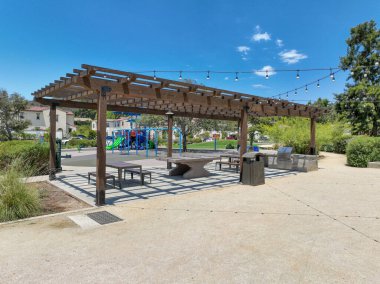 Kamu parkında piknik masalarıyla kaplanmış, Escondido, San Diego, California