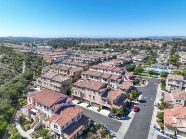 Oceanside, Güney Kaliforniya, ABD 'de orta sınıf, özdeş apartman dairesinin havadan görünüşü.