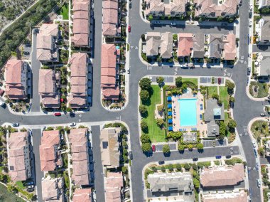 Oceanside, Güney Kaliforniya, ABD 'de orta sınıf, özdeş apartman dairesinin havadan görünüşü.