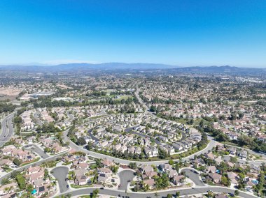 Oceanside, Güney Kaliforniya, ABD 'de orta sınıf, özdeş apartman dairesinin havadan görünüşü.