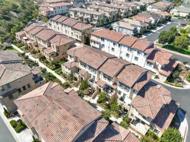 Oceanside, Güney Kaliforniya, ABD 'de orta sınıf, özdeş apartman dairesinin havadan görünüşü.