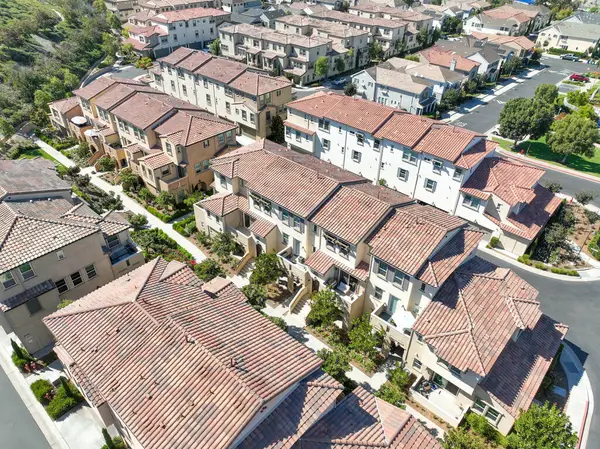 Oceanside, Güney Kaliforniya, ABD 'de orta sınıf, özdeş apartman dairesinin havadan görünüşü.