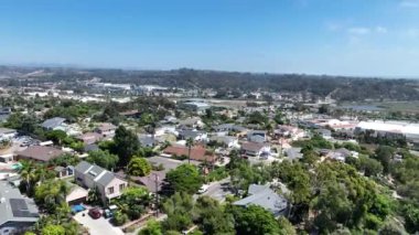 San Diego, California 'daki Oceanside kasabasındaki orta sınıf evlerin hava manzarası. ABD.