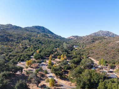Güney Kaliforniya, Ramona 'daki Dos Picos County Park vadisindeki kamp alanlarının hava görüntüsü.